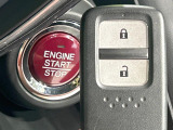 【Hondaスマートキー】カバンやポケットに入れたままでもドアの施錠・解錠が可能なスマートキーを装備。エンジンのオン・オフ時もカギを取り出す必要が無いからとっても便利です♪