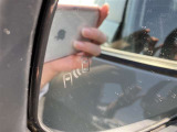 ドアミラーでは確認しにくい後側方エリアに存在する車両に加え、急接近してくる車両も検知します。車両を検知するとドアミラーに搭載されたLEDインジケーターが点灯します。