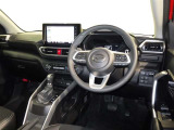運転の際、常に目にする部分だけにシックで飽きのこないデザインが良いですね。