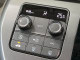 【オートエアコン】一度お好みの温度に設定すれば、車内の温度を検知し風量や温度を自動で調整。暑い…寒い…と何度もスイッチ操作をする必要はありません。快適な車内空間には必須の機能ですね♪