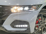 【LEDヘッドライト】悪天候や夜間走行時も良好な視界を確保し安心して運転できる高輝度LEDヘッドライトを装備!点灯速度が早く、消費電力も抑えられています。