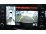 クルマを真上から見るように周囲を確認できるパノラミックビューモニターです。