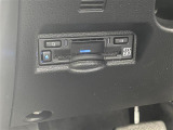 【ETC2.0(DSRC/ITSスポット)】ETCカードを挿入すれば料金所はノンストップで通過できます。ETC限定の割引や、高速道路の情報提供サービスを利用できます。