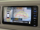 パノラミックビューモニター付きです。車両を上から見たような映像をナビゲーション画面に表示。運転席からの目視だけでは見にくい、車両周辺の状況をリアルタイムでしっかり確認できます。
