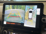 【パノラミックビューモニター】前後左右のカメラの映像をモニターに表示。真上から見ているような視点で周囲を確認できます。