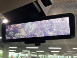 【インテリジェントルームミラー】後席の大きな荷物や同乗者で後方が確認しづらい時でも安心!カメラが撮影した車両後方の映像をルームミラー内に表示。クリアな視界で状況の確認が可能です!