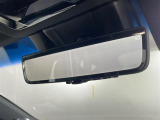 【デジタルルームミラー】車両後方カメラの映像をルームミラーに映すことが出来ます。 そのため、後席に人や荷物があって後方が見えづらい場合でもしっかり視界を確保することが出来ます。