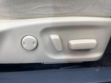 【パワーシート】スイッチ一つで簡単にシートの微調整が可能!電動だから力もいりません!快適なシートポジションにセットして、快適なドライブをお楽しみください。