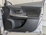 運転席ドア内張はご覧の通り。ドアポケットの収納もバッチリです