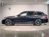 【拘りのFR】BMWが多く採用するFR車。ダイレクトでスポーティな加速感・シャープなハンドリングを実現。縦置きエンジンレイアウトにより、フラットで上質な乗り味です。