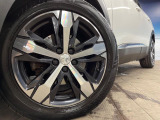 ●純正18インチアルミホイール:輸入車ならではの卓越した走りを支えるホイールと足回りです!日本車の走りに慣れている方にもぜひ体感して頂きたいほど、高いレベルでまとまっています!
