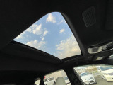 【ムーンルーフ】天井から太陽の穏やかな光や爽やかな風を取り込むことができる、トヨタの「サンルーフ」です!頭上のスイッチでムーンルーフを開閉することができます。