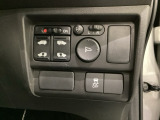 両側電動スライドドアは運転席から操作ができるよう、操作スイッチが付いています。センシング用のVSA解除のスイッチも装備しています。