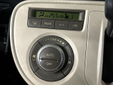 【オートエアコン】一度お好みの温度に設定すれば、車内の温度を検知し風量や温度を自動で調整。暑い…寒い…と何度もスイッチ操作をする必要はありません。快適な車内空間には必須の機能ですね♪