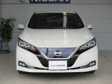 日産らしさを引き立てるフロントマスクの大きなVモーショングリル。NISSANロゴの上部に通常と急速、どちらも備えた充電口があります。