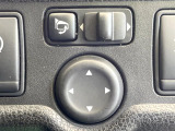 【電動格納ミラー】サイドミラーは電動格納式となっており、狭い駐車場でもキズがつくリスクを抑えられます。