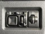 【電動格納ミラー】サイドミラーは電動格納式となっており、狭い駐車場でもキズがつくリスクを抑えられます。