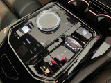ドライバーを中心に考えた運転席の設定になっております。ナビゲーション/エアコンの操作も簡単に操作が可能です。是非、ご試乗で体感していただくことをおススメいたします。