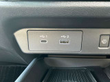 USB端子がタイプAとタイプCの二種類付いています!機器の充電だけではなく、ナビに接続することも可能なので、ポータブルオーディオなどを充電しつつ音楽を楽しんでいただくことも可能です。