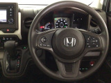 【ハンドル】運転にかかわる様々な操作を安全に行えるように視点移動が少なく操作性に配慮されたスイッチ類が凝縮されたコックピットです。