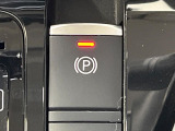 【電動パーキングブレーキ】パーキングブレーキは便利な電動式!ボタン一つで操作でき、アクセルを踏めば自動で解除されます♪レバーやペダルが無いので運転席廻りもすっきりしますね♪