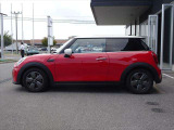 【保証】「MINI NEXT2年」またはMINI NEXT1年」の2つの保証プログラムをご用意しております。すべてのプログラムでエンジンやトランスミッション、ブレーキなどの部品について定められた期間保証します。