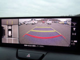 ★360°ビューモニター★4個のカメラから得た画像を車両上方から見下ろしたような映像で表示することで、車と路面の駐車枠の関係を一目で確認できます!