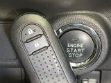 【キーフリーシステム】カバンやポケットに入れたままでもドアの施錠・解錠が可能なスマートキーを装備。エンジンのオン・オフ時もカギを取り出す必要が無いからとっても便利です♪