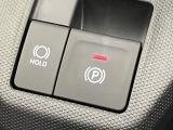 【電動パーキングブレーキ】パーキングブレーキは便利な電動式!ボタン一つで操作でき、アクセルを踏めば自動で解除されます♪レバーやペダルが無いので運転席廻りもすっきりしますね♪