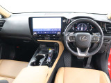 ドライバーが運転操作に集中できるコックピット思想、「タズナコンセプト」が取り入れられたインテリアとなっています。