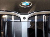 【キドニーグリル】BMWは約90年もの間、ほぼ全ての車両にひと目でBMWだと分かるこの特徴的なフロントグリルが備えられ、デザイン・アイコンとして親しまれてきました。
