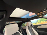 【パノラマルーフ】大型のガラスルーフ搭載で車内の解放感が一気にアップ!開放的なドライブをお楽しみいただけます。