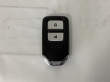 スマートキーを装備しています。鍵を差し込むことなくドアロックの開け閉めと、スタートボタン操作でのエンジンスタートができます。