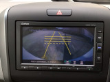 【バックカメラ】運転が苦手な方も車庫入れラクラクです!ギアをリバースに入れれば自動的に切り換わりますので、面倒な操作は不要です♪狭い駐車場もお車を傷つけず安心ですね!