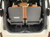 サードシート跳ね上げ式で折りたたみ可能です。キャンプ用品など大きな荷物もばっちり収納可能です!