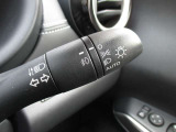 車外の明るさに応じでライトを点灯、消灯してくれるオートライト機能です☆お天気の良い昼間のトンネル走行などオートにしてると便利で安心です☆エンジン停止時にライトの消し忘れも無くなります☆