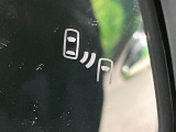 【ブラインドスポットモニター】走行中、ドアミラーの死角になりやすい箇所に後続車が接近するとサイドミラーのレンズに警告を表示!ドライバーに注意喚起をしてくれます。