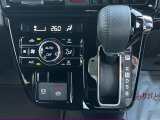 インパネにシフトレバーがございます^^空間を広く使うことができ、ハンドルにも近いため操作性にも優れています☆