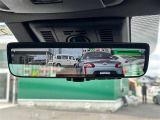 【デジタルインナーミラー(トヨタ)】車両後方カメラの映像をルームミラーに映すことが出来ます。 そのため、後席に人や荷物があって後方が見えづらい場合でもしっかり視界を確保することが出来ます。