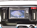 【バックカメラ】運転が苦手な方も車庫入れラクラクです!ギアをリバースに入れれば自動的に切り換わりますので、面倒な操作は不要です♪狭い駐車場もお車を傷つけず安心ですね!