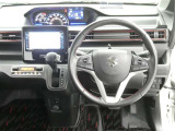【徹底洗浄クリーニング実施済】運転席からの視界はこんな感じです☆お気軽にご来店いただき、実際に座って是非お確かめください。ドライバーに寄り添う快適な操作フィールをもたらすステアリングです。