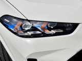 LEDヘッドライト。先進のLEDテクノロジーを採用。照射される白色光の周波特性は太陽に近く、バイキセノンヘッドライトを上回るコントラストでさらに明るく輝きます。悪天候の日でも優れた視認性を発揮します。