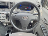 インテリアに合わせたデザインのステアリングは、運転される方のことも考え、運転しやすい形状、大きさです。是非一度、実際に触ってお確かめください。