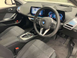 【コックピットシート】BMW車の主役席。車体中央にくる様に配置し車両重心とが一致する事でドライバーと車との一体感あるドライビングを実現。人間工学に基づき形成した形状が長時間のドライブ疲労も軽減します!