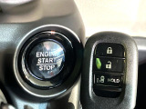 【Hondaスマートキー】カバンやポケットに入れたままでもドアの施錠・解錠が可能なスマートキーを装備。エンジンのオン・オフ時もカギを取り出す必要が無いからとっても便利です♪