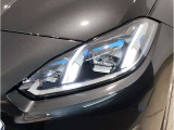 【LEDヘッドライト】先進のLEDテクノロジーを採用。放射される白色光の周波特性は太陽光に近く、バイキセノン・ヘッドライトを上回るコントラストで更に明るく輝きます!