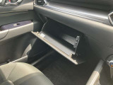 大型のグローブボックスは車検証など大きな物もすっぽりと収まるサイズとなっております。