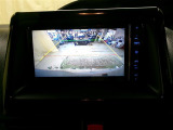 バックモニター付。車両後方の映像をナビ画面に表示し、駐車などの後退操作をサポートします。