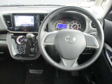 ルークスの運転席廻りになります。ひじ掛けや収納など便利な装備がついてます!