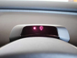 ステアリングの奥にはメーター類は一切なく、代わりに赤外線カメラが備わります 運転者の注意散漫や眠気を検知し、警告のメッセージを表示します